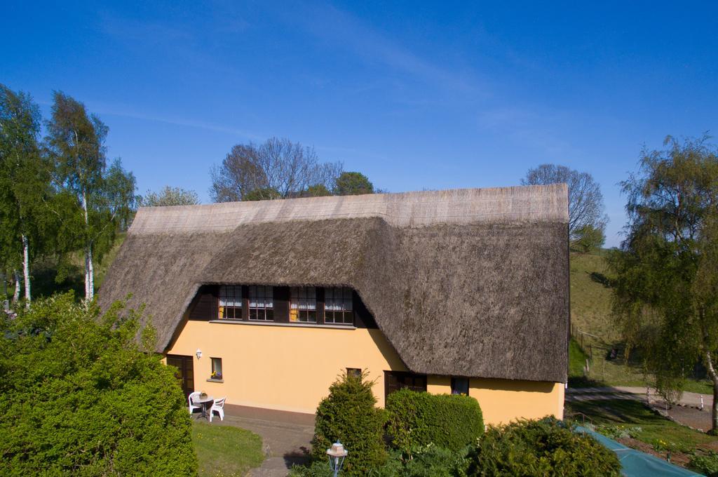 Hotel Ferien Unterm Reetdach In Gohren Goehren  Exterior foto