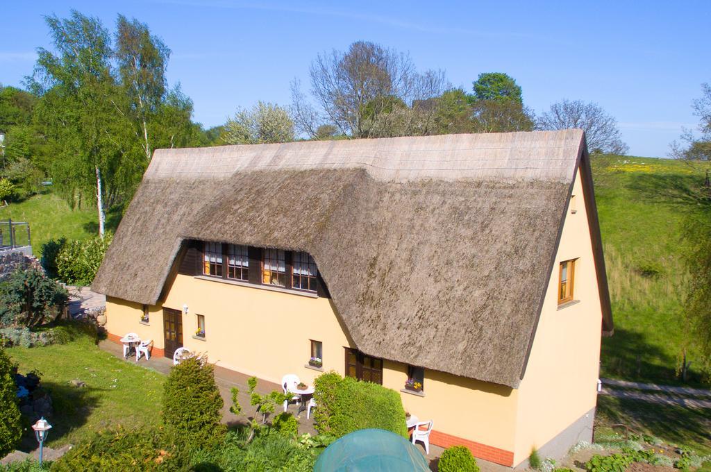 Hotel Ferien Unterm Reetdach In Gohren Goehren  Exterior foto