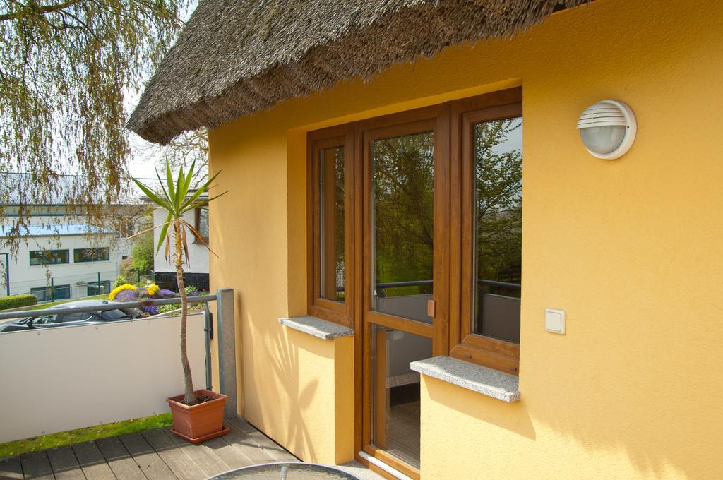 Hotel Ferien Unterm Reetdach In Gohren Goehren  Exterior foto