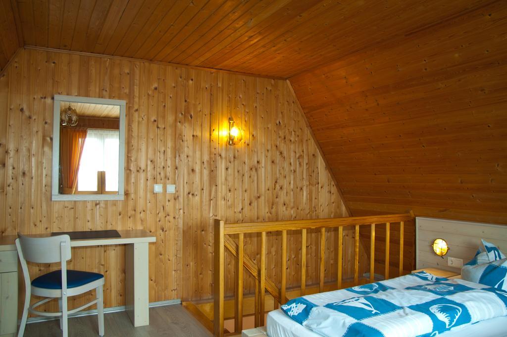 Hotel Ferien Unterm Reetdach In Gohren Goehren  Exterior foto